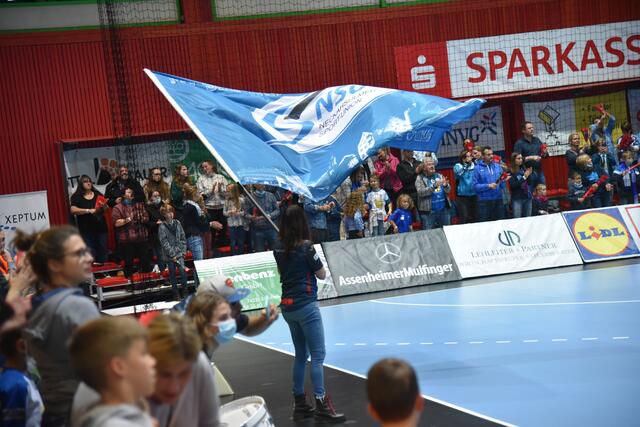 Die BLAUE WAND und ihre Fahne...
Die Vorfreude auf das Heimspiel gegen den BVB ist groß...Start in die möglicherweise beste Saison der Damenhandballfrauenschaft seit dem Aufstieg in die Erste Liga...EUROPE calls...
FotoArchiv Merkel+Merkel