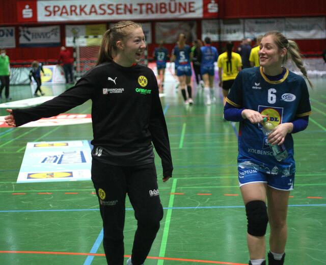 Links die niederländische National&amp;BVB Goalkeeperin Yara ten Holte, die zu Hause versus Halle-Neustadt glänzte. Rechts Nathalie Hendrikse, die von der Sport Union Neckarsulm zum Thüringer HC wechselte.
FotoArchiv Merkel+Merkel