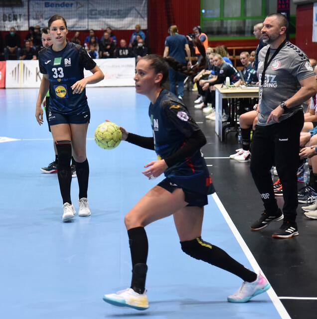 Lucie Kretzschmar (links/33), die zu den Flames nach Bensheim wechselte, und mit den Flames am 8.10.2022 in die Ballei zum Lokalderby gegen ihre alten Kolleginnen antritt und rechts Johanna Stockschläder, die gleich am ersten Spieltag sieben Mal für ihren neuen Club, den Thrünger HC, einnetzte. Lucie-Marie Kretzschmar war übrigens 6mal aus im linken Rückraum erfolgreich, und zwar versus das junge Team aus Leverkusen...
FotoArchiv Irena&amp;Wolfgang Merkel