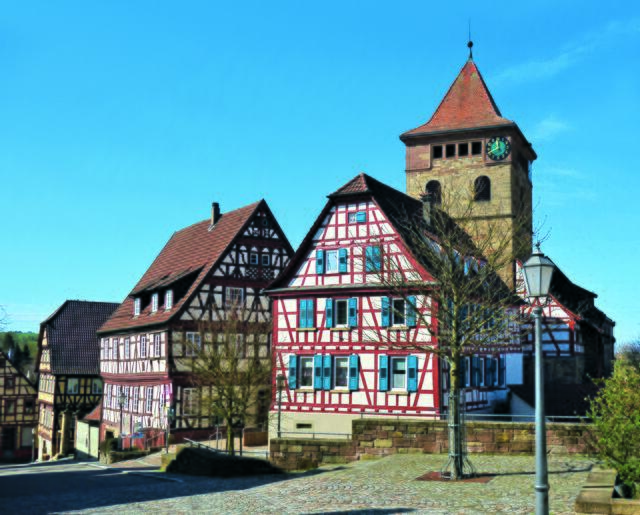 Die Ötisheimer Michaelskirche ist von wunderschönen Fachwerkhäusern umgeben. | Foto: Fotos: Martin und Heidi Kuhnle/Wanderkarten: Bergverlag Rother