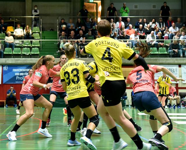 Handball-Pyramide aus BVB- und Sun-Playerinnen...
FotoArchiv Merkel+Merkel