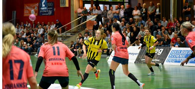 Lisa Antl auf dem Weg zu ihrem Arbeitsfeld am Kreis...
FotoArchiv Merkel+Merkel