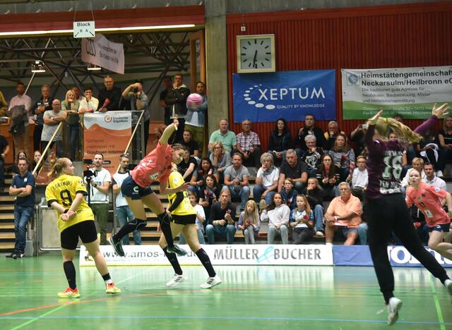 Daphne Gautschi wirft eines ihrer 9 Tore für die SUN vs. BVB
FotoArchiv Merkel+Merkel