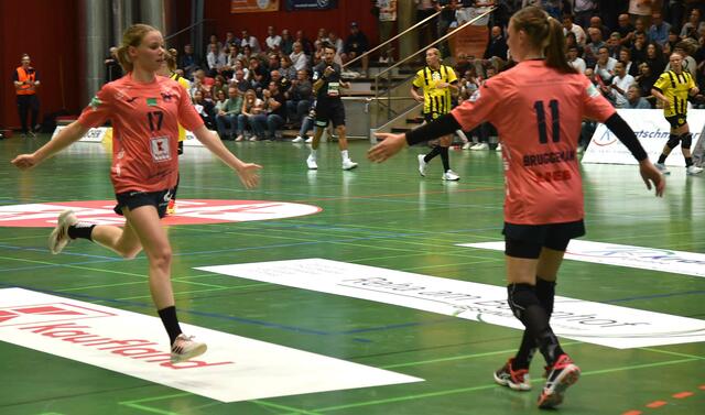 Annefleur Bruggeman (rechts) gratuliert Lin Johannsen zu einem erfolgreichen Konter...
FotoArchiv Merkel+Merkel