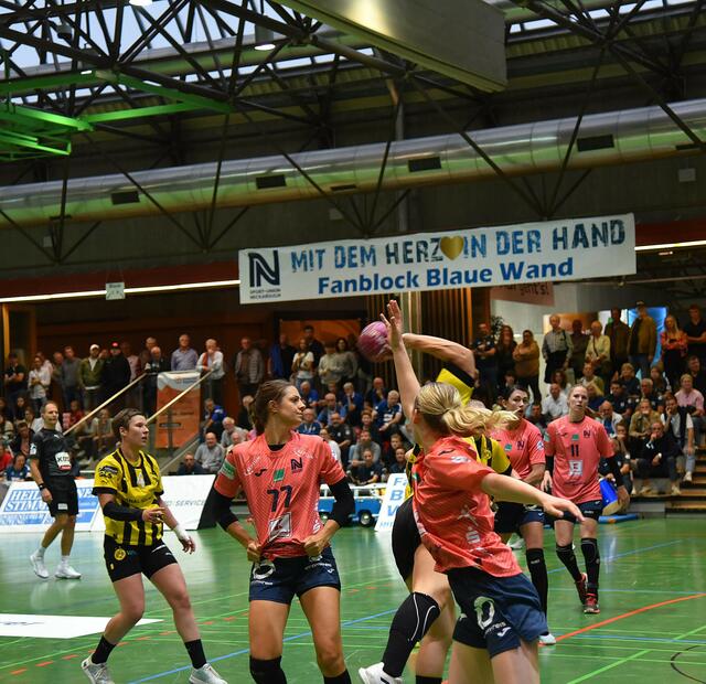 Alina Grijseels und Carmen Moser beobachten Lisa Antls Durchsetzungsversuch...
FotoArchiv Merkel+Merkel