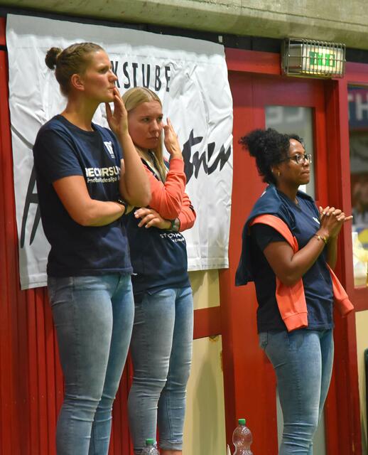 Die verletzten Spielerinnen Munia Smits, Sophie Lütke und Sharon Noitmeer ...
FotoArchiv Merkel+Merkel