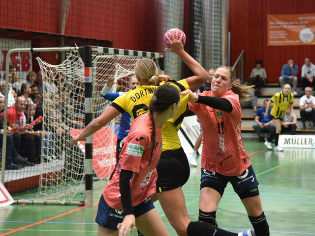 Dana Bleckmann ist von Tija Gomilar Zickero und Annefleur Bruggemann nicht zu halten...
FotoArchiv Merkel+Merkel