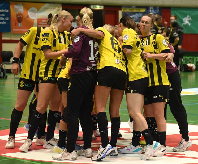 Das Sieges-Ritual der BVB-Girls nach dem Match
FotoArchiv Merkel+Merkel