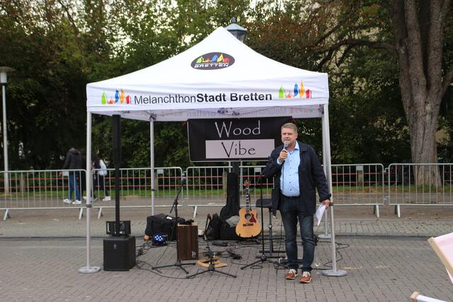 Der Brettener Oberbürgermeister Martin Wolff erklärt das "Kunst &amp; Genuss"-Wochenende am Freitagabend offiziell für eröffnet. | Foto: kuna