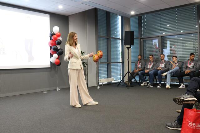 Monika Matschnig unterhielt mit Informativem und Erheiterndem zum Thema Körpersprache. | Foto: ger