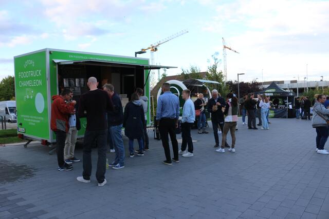An den Foodtrucks im Hof konnten sich alle Gäste stärken.  | Foto: ger