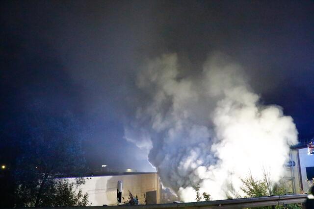 Ein großer Brand auf dem Außengelände eines Recyclingunternehmens im Illinger Industriebgebiet Schweichling-Ost hat auch Auswirkungen auf Bretten. | Foto: Gress/ER24