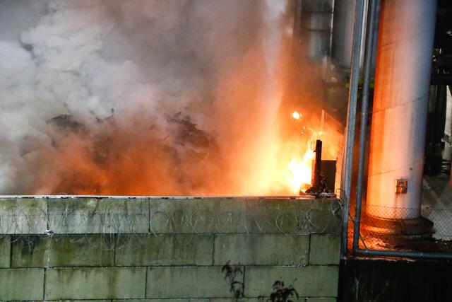 Ein großer Brand auf dem Außengelände eines Recyclingunternehmens im Illinger Industriebgebiet Schweichling-Ost hat auch Auswirkungen auf Bretten. | Foto: Gress/ER24