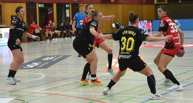 Lucie-Marie Kretzschmar (RL) sucht die Lücke in der BVB- Defensefüpr den Abschluss...
Von links: Alina Grijseels, Lilli Holste, Lisa Antl, Frida Rönning, Lucie-Marie Kretzschmar
FotoArchiv Merkel+Merkel