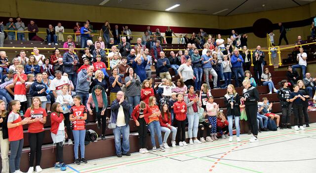Standing Ovations für die unterlegenen FLAMES die kämpferisch alles gegeben hatten...
FotoArchiv Merkel+Merkel