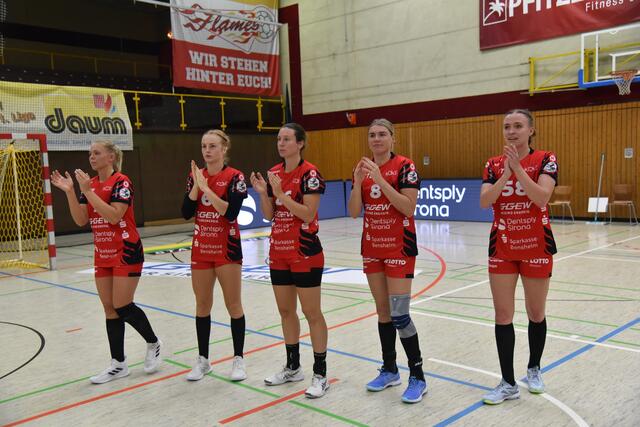 Lotta Heider, Leonie Kockel, Sarah van Gulik, Myrthe Schoenaker, Lilli Holste (von links) bedanken sich für den Support während des Matches versus den BVB
FotoArchiv Merkel+Merkel