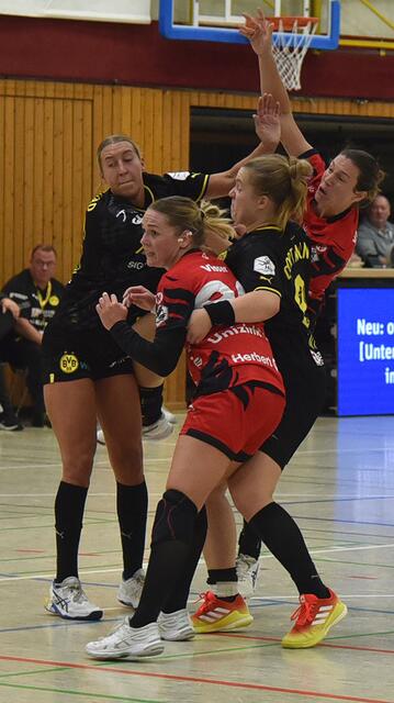 Sarah van Gulik wird von Lisa Antl und Dana Bleckmann geblockt...
FotoArchiv Merkel+Merkel