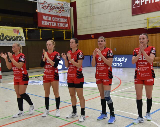 Das Team bedankt sich beim Publikum, das am 24.9.22 versus den BVB, ein starker Rückhalt war...Mittig Sarah van Gulik...
FotoArchiv Merkel+Merkel