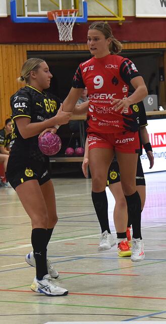 Elisa Stuttfeld schwebend, links Dana Bleckmann...
FotoArchiv Merkel+Merkel