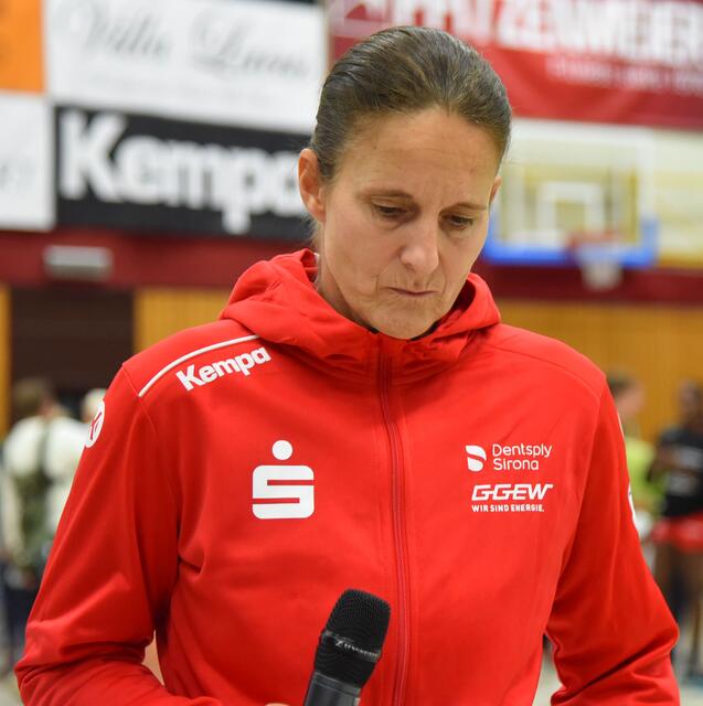 Heike Ahlgrimm nachdenklich, analytisch...geballte Routine...
FotoArchiv Merkel+Merkel