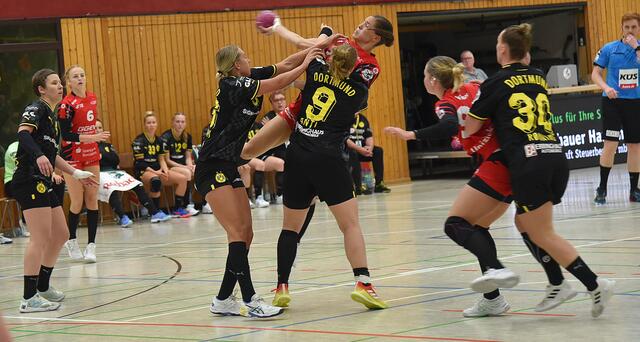 Lucy-Marie Kretzschmar von Lisa Antl und Dana Bleckmann geblockt...
FotoArchiv Merkel+Merkel