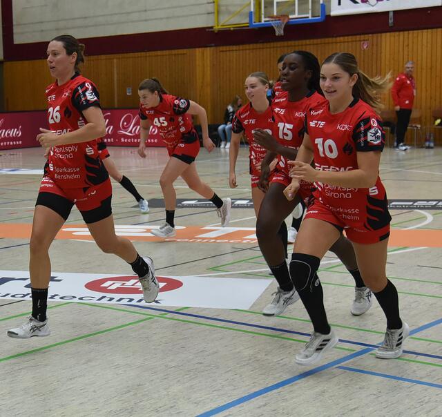 Sarah van Gulik führt die Youngsters an, ganz brechts die aus der A-Jugend hochgezogene Jana Haas...
FotoArchiv Merkel+Merkel