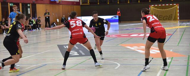 Alina Grijseels und Lilliy Holste, die von Bayer Leverkusen kam, werden gleich aufeinandertreffen...
FotoArchiv Merkel+Merkel