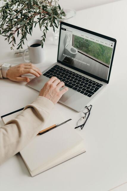 Im Internet findet man umfangreiche Informationen zu den Vorzügen eines Dusch-WCs und einen kompetenten Betrieb in der Nähe, der den Einbau zu Hause schnell und unkompliziert ermöglicht. Foto: djd/TOTO | Foto: djd/TOTO