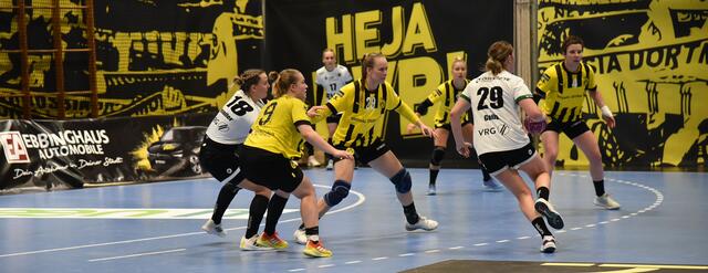 Coole schwarzgelbe Tapeten/Banner mit dem zentralen Motiv "Heja BVB"
FotoArchiv Merkel+Merkel