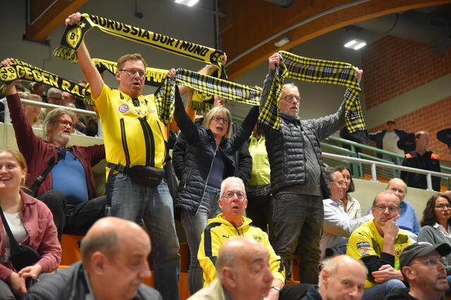 Spezielle "Südkurven-Stimmung" während des Abspielens des Klassikers "You never walk alone" von Gerry and the Pacemakers...
FotoArchiv Merkel+Merkel