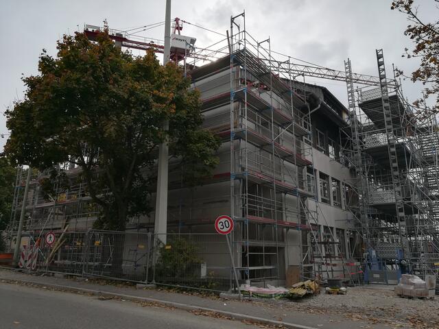 Am Bronnerbau des Melanchthon-Gymnasiums entsteht ein Anbau mit Treppenhaus und Aufzug. | Foto: ger