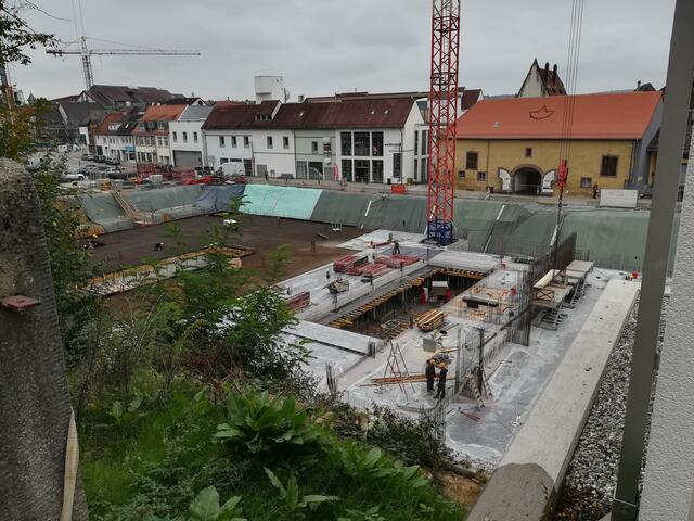 In der Baugrube an der Sporgasse, wo eine Tiefgarage entsteht, geht es augenscheinlich gut voran.  | Foto: ger