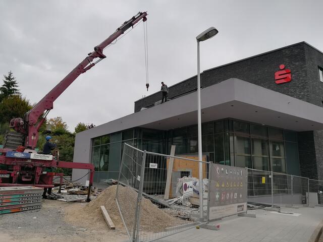 Der Sparkassenbau ist von außen fast fertig. | Foto: ger