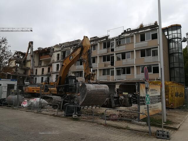 Mit schwerem Gerät wird das ehemalige Seniorenheim St. Laurentius nach und nach abgerissen. | Foto: ger