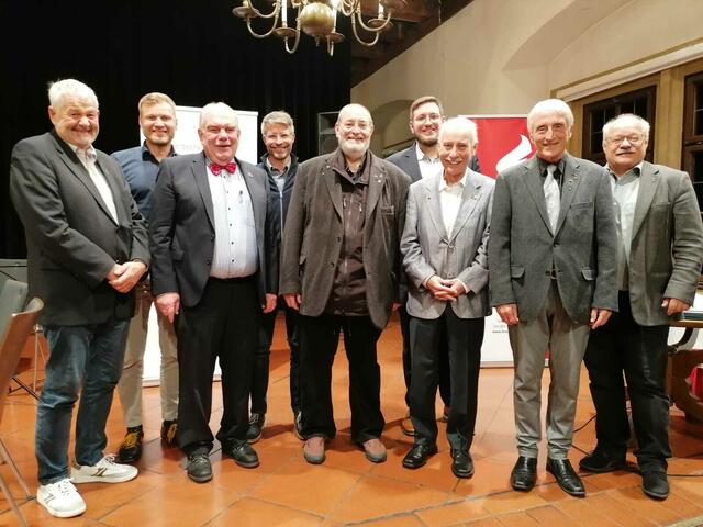 Das alte und neue Präsidium der Arbeitsgemeinschaft historischer Kinder- und Heimatfeste Süddeutschlands (von links): Dieter Graf, Markus Kober, Georg Habelt, Frank Büschel, Hans-Peter Mattausch, Maximilian Mattausch, Felix Späth, Peter Dick und Ulrich Drechsel. | Foto: Friedrich Zinnecker 