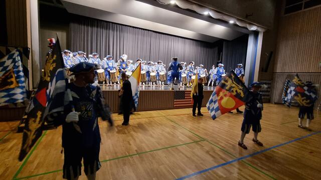 Ein großer Verein mit großem Vorhaben. Bei der Vereinsfeier zeigten die Musiker und Fahnenschwinger ihr Bestes.
| Foto: Susanne Lindacker