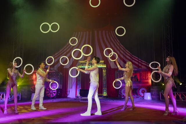 Jonglage mit der Faltyny Family | Foto: WEDNESDAY AJA