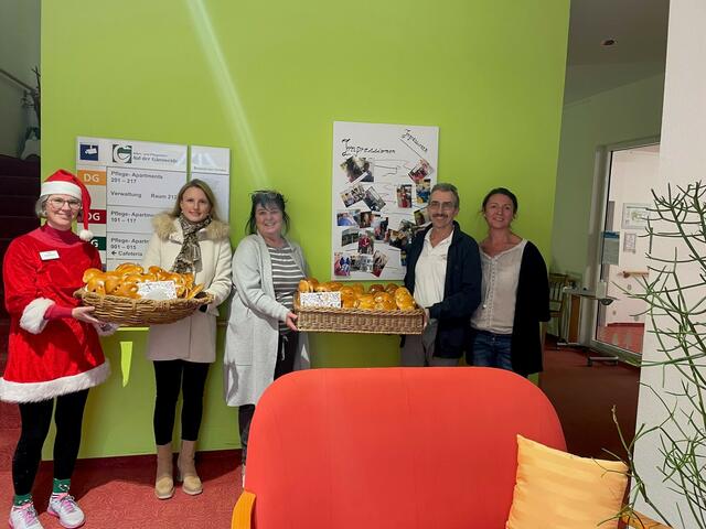 Bürgermeisterin Sarina Pfründer (2. V.l.) und Bäcker Dietmar Finck übergeben Dambedeis ans Pflegeheim „In der Gänsweide“. | Foto: Lions Club Bretten-Stromberg