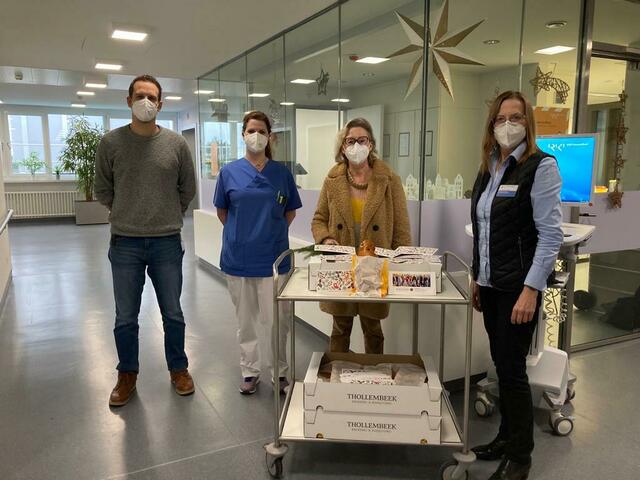 Barbara Sellin übergibt Dambedeis an die Rechbergklinik (v.l.n.r.): Florian Knodel, Referent der Direktion für Pflege- u. Prozessmanagement, Rebecca Keller, Stationsleitung, Barbara Sellin, Jutta Ritzmann-Geipel , Direktorin für Pflege- u. Prozessmanagement | Foto: Lions Club Bretten-Stromberg