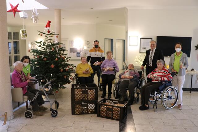 In Oberderdingen übergab Bürgermeister Thomas Nowitzki Dambedeis an Pflegeheimleiter Severin Toth sowie Bewohner und MitarbeiterInnen des Seniorenzentrums Haus Edelberg. | Foto: Lions Club Bretten-Stromberg
