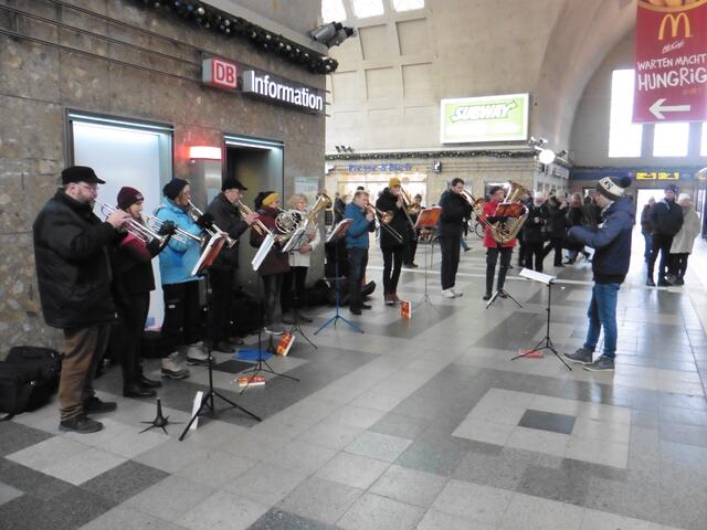 Posaunenklänge im Bahnhof