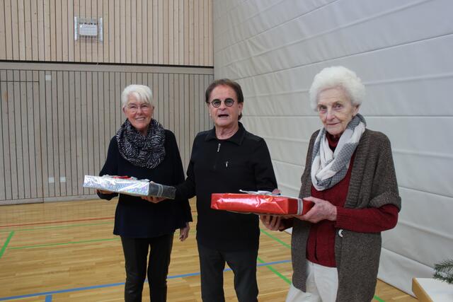 Uli Lange dankte Ruth Polzer (links) und Lotte Grauer (rechts) ganz herzlich für die Hilfe in den vergangenen Jahren.  | Foto: ger