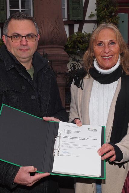 Björn Böttle bei der Übergabe der Unterschriften mit Andrea Schwarz. | Foto: Dittes
