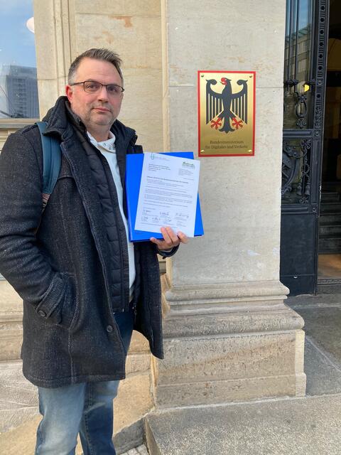 Björn Böttle vor dem Bundesverkehrsministerium in Berlin. | Foto: Dittes
