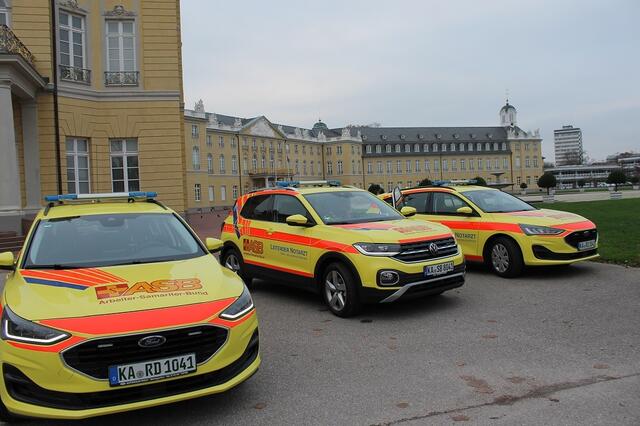 Die drei Fahrzeuge für die Leitenden Notärzte vor dem Karlsruher Schloss. | Foto: ASB Karlsruhe