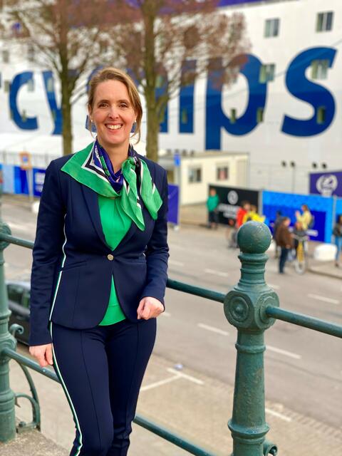 Dr. Monika Barton vor dem Mercy Ship. | Foto: Mercy Ships