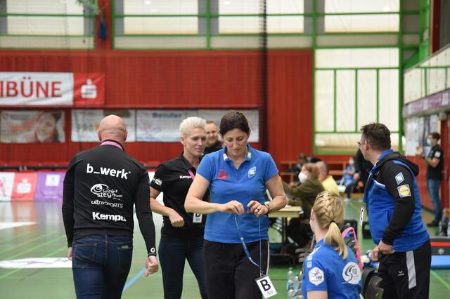 Das Ende des "Traums von Europa"..., das sie , so genüber der Heilbronner Presse, nicht ausgegben habe...
Die SUN findet sich nach dem Wochenende auf einem Relegationsplatz wieder, selbst ein Abstieg, Platz 12 !, ist angesichts der Leistungen versus  Bayer 04 Leverkusen, nicht mehr ausgeschlossen...zumal das Verhältnis Logvins zur Mannschaft völlig zerrüttet scheint...Daphne Gautschi, Carmen Moser, Anita Polackova, Fatos Kücikyildiz...Heulende Blue Ladies nach dem Match versus Bayer 04 Leverkusen...Laila Ihlefeldt...
Tanja Logvin auf einem ArchivFoto...Links der Rücken von Ferenc Rott, daneben Edina Rott, damals noch TUSSIE-Coachin...Auch eine unprofessionelle Konstruktion, zumal die Tochter Edina Rott noch im Team der TUSSIES die Kabinentalks mitbekam...Feudale Situationen...Der deutsche Damenhandball ein krankes System ?
FotoArchiv &gt;Wolfgang Merkel/Irena Maria Merkel