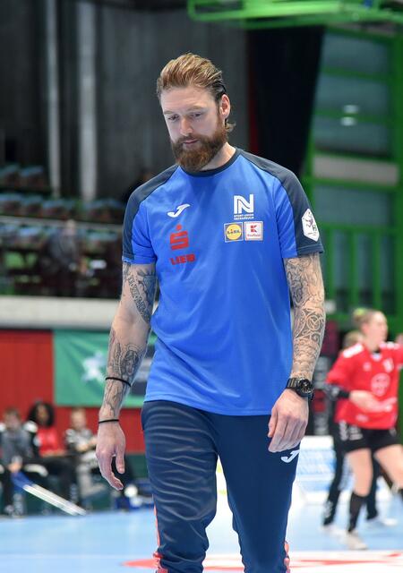 Mart Aalderink, der in Zwickau zum Interimscheftrainer werden könnte...sollte...Wirkte bisher sehr ausbalanciert, ruhig...was dem Team gut tun könnte...Kommunikation mit der Cheftrainerin nicht existent...Wird wohl , und das von Anfang an, von Tanja Logvin nicht akzeptiert, die als Ex-Weltklassespielerin sich für eine Weltklassetrainerin hält, die sie, siehe Tabellenstand, offenbar nicht ist...und mit ihrem Lebenspartner Gerhard Husers die Transfers des Sommers 22 zu verantworten hat...Husers gibt selbst zu, genüber der Heilbronner Stimme, dass er zahlreiche Fehleinkäufe getätigt habe...Aber das sei alles eine Sache des Kopfes...
Mart Aalderink, der , nach Insiderinformationen, nach Saison gehen will, wäre die vernünftige Interimslösung, die in Zwickau schon greifen sollte...aber nicht griff, weil der Vorstand abwarten will und wird.
Inzwischen ist er Interimschef...
Leider ist zu befürchten, dass Rolf Härdtner, der erste Vorsitzende nicht die Courage und das Format aufbringt, um das zu tun, was zu tun ist, um die Blue Ladies (Moser, Gautschi, Kücükyildiz, Bruggemann, Verbraeken ...) zu schützen und den Verein vor einem absoluten Chaos zu bewahren...
Inzwischen wissen wir, dass das Team auch in Zwickau versagte, dass die Trainerin sie in Zwickau in ein 24:31-Debakel coachte...Gegen wen will die SUN eigentlich noch gewinnen. Bei einer Niederlage im Heimspiel versus den VfL Waiblingen im Februar dräut sogar der letzte Platz...
Das wird statim der inzwischen installierte Mart Aalderink abwenden müssen/sollen/wollen...der die Inkarnation der Ruhe und Balance zu sein scheint...Was für ein CHANGE !!
FotoArchiv Merkel+Merkel