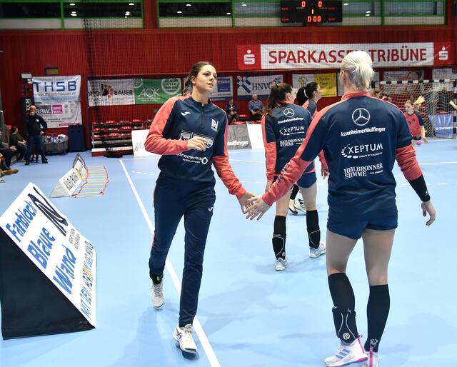 Carmen Moser und Laila Ihlefeldt klatschen sich vor dem Spiel in der Warmmachphase ab...
Carmen Moser überragte die letzten zwanzig Minuten, nachdem Tanja Logvin der Not gehorchend, die Forderungen der BLAUEN WAND erfüllte. und den Liebling der Blauen Wand brachte, der dann 4 mal blitzsauber einnetzte...in ten Minutes !!!
FotoArchiv Merkel+Merkel