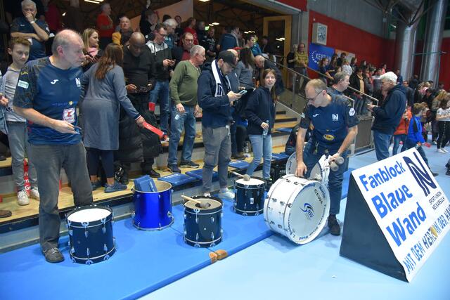 Die Blaue Wand packt ein  ... und informiert sich über die Endstände der LIGA...Zwickau hat gegen Metzingen gewonnen...die SUN ist auf den Relegationsplatz abgerutscht...Die Lage spitzt sich zu...Der Abstieg ist nun ein großes Thema, selbst der VfL Waiblingen, der sich im Heimspiel in der Rundsporthalle Waiblingens bis auf die Crunchtime auf Augenhöhe befand, wird angesichts des Zustandes der falsch (Husers Geständnis) zusammentransferierten Mannschaft zum Problem und alsbald kommt es im ersten Rückrundenmatch in der Ballei zum großen Abstiegsshowdown versus den VfL Waiblingen...
Foto Wolfgang Merkel/FotoArchiv Merkel+Merkel